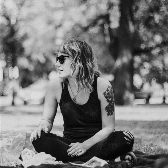 Meet your Posher, Amanda - Picture 1 of 1